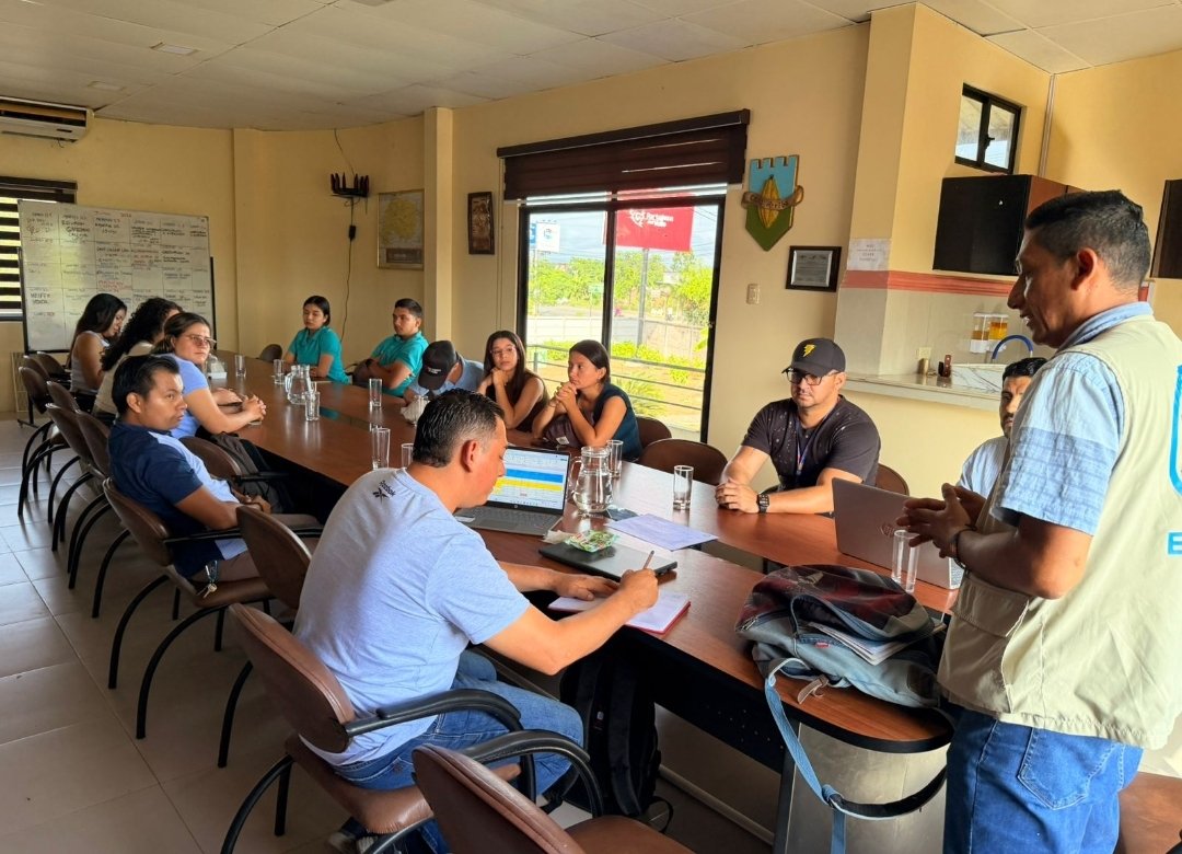 Agricultura_CZ4's tweet photo. #Manabí | Participamos en reunión de trabajo y visita de campo con jóvenes de la Corporación Fortaleza del Valle, en el marco del proyecto AGROJOVEN CACAO, ejecutado por la @FAOEcuador, como MAGP, brindamos apoyo técnico durante la jornada. 🇪🇨🇪🇨
#GobiernoDelEcuador https://t.co/quR75JvhGZ
