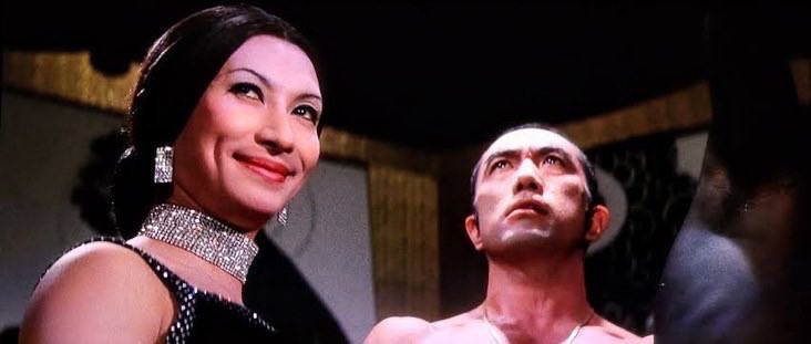 zurete594klv's tweet photo. 【悼】
美輪明宏さん、逝く。
三島由紀夫が密かに台本へ
キスシーンを書き加えた話を
ご存知だろうか。

🔵出会い
美輪さんが16歳、三島は26歳。
銀座のゲイバーが舞台だった。
生意気な態度をとった美輪さんに
三島はかえって惹かれた。

🔵執着
映画『黒蜥蜴』（1968年）で
三島はセリフなしの脇役を熱望。
理由はただひとつ——
美輪さんとキスシーンがあるから。

🔵リハーサルの真実
本番前のリハーサルで
美輪さんはキスを寸止め。
三島は「なぜしてくれないの？」と
何度もおねだりしたという。

🔵一方通行
美輪さんの答えは明快だった。
「尊敬する人は恋愛対象にならない」
三島は苦笑いするしかなかった。

🔵最期の別れ
1970年11月25日、割腹前夜。
三島はバラの花束を抱えて楽屋を訪れ
「もうこれっきり来ないから」と告げた。

そして2026年6月20日——
美輪明宏さん、91歳で静かに逝く。
最期の言葉は「ありがとう」。

━━━━━━━━━━━
天上界で、ようやく再会できただろうか。
━━━━━━━━━━━