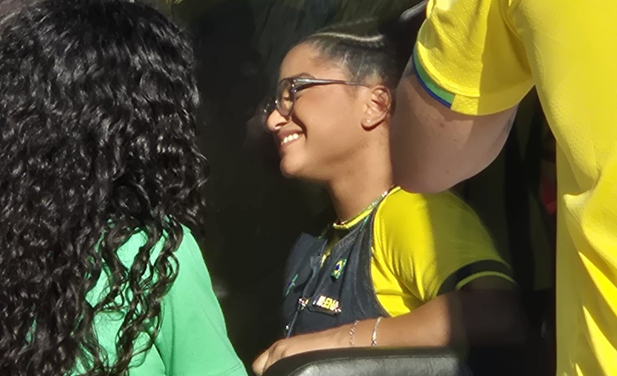 isathalia's tweet photo. Ela é tão bonita, tão simpática e tão cheirosa. EU TO MEGA EMOCIONADA por finalmente ter conhecido a prin 😭✨️ obrigada @tiamilenabbb por ter tirado um tempinho pra me dar atenção em meio ao trabalho e debaixo do solzão do hell de janeiro. Até a próxima ❤️ https://t.co/uHtiQOsPJS