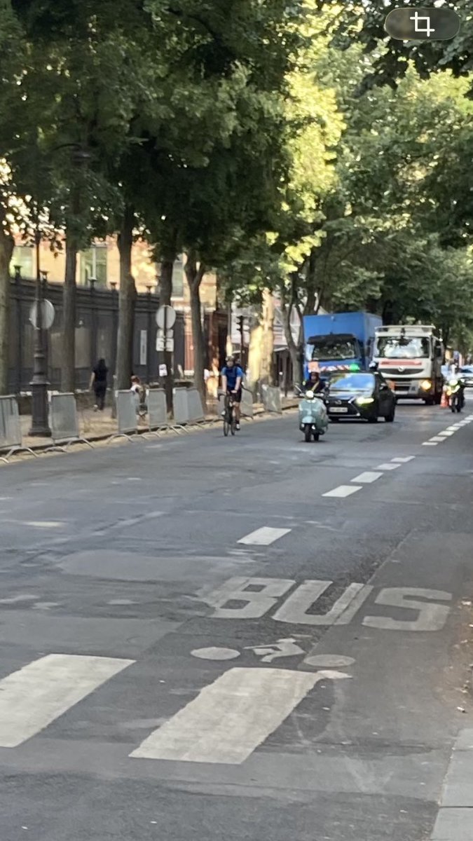 Paris15V's tweet photo. 1/2 48 heures de coupure d’électricité dans notre immeuble rue du capitaine Menard.
Mais le ministère @francediplo à #paris15 est dépanné dans l’heure avec générateur  laissant des familles avec de jeunes enfants et des seniors sans électricité.
Merci @enedis. @LeParisien_75 https://t.co/uiu9j6LJRj