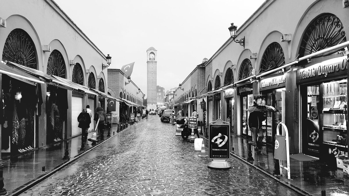 AldasEnver's tweet photo. ADANA'DA YILLAR ÖNCE,..NOSTALJİ.

DANSÖZ ZÜHRE 

Belki adın Ayşe, Fatma, Zeyneb'di. 
Yıldızlara nisbet, koydun sen Zühre. 
Özlem mutlu yuva, tavrın edebdi, 
İsteksiz vücudu, soydun sen Zühre. 

Yaşlı bir kadınla gelip çıkardın, 
Sahnede oynayıp, güller takardın.
.... https://t.co/KYn4yYAAHm