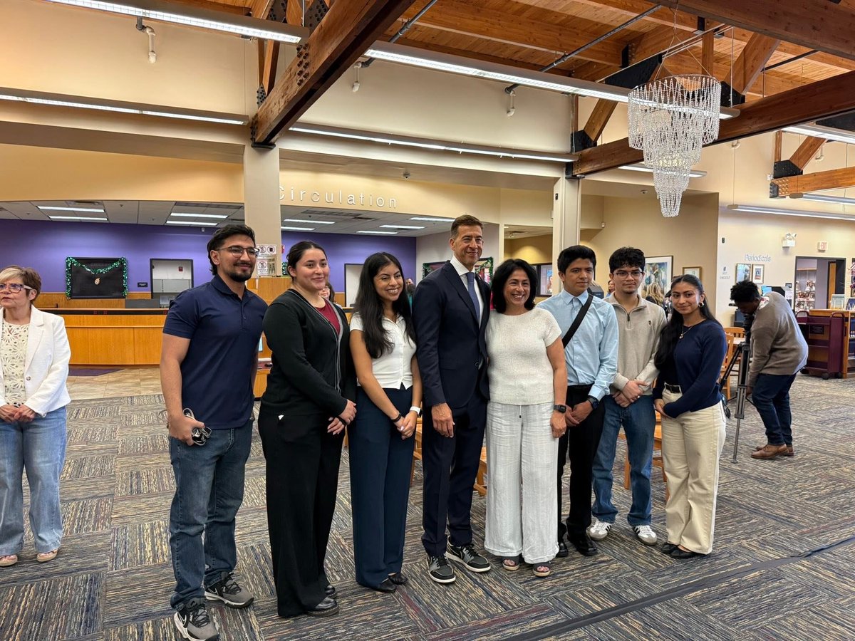 RepHernandez's tweet photo. Honored to join Sec. of State Alexi Giannoulias at Cicero Public Library as he announced a $27M grant for IL libraries! Proud to support investments through my work in the General Assembly to expand vital services and improve local facilities. 

Visit your local library! https://t.co/ENGxkixbju