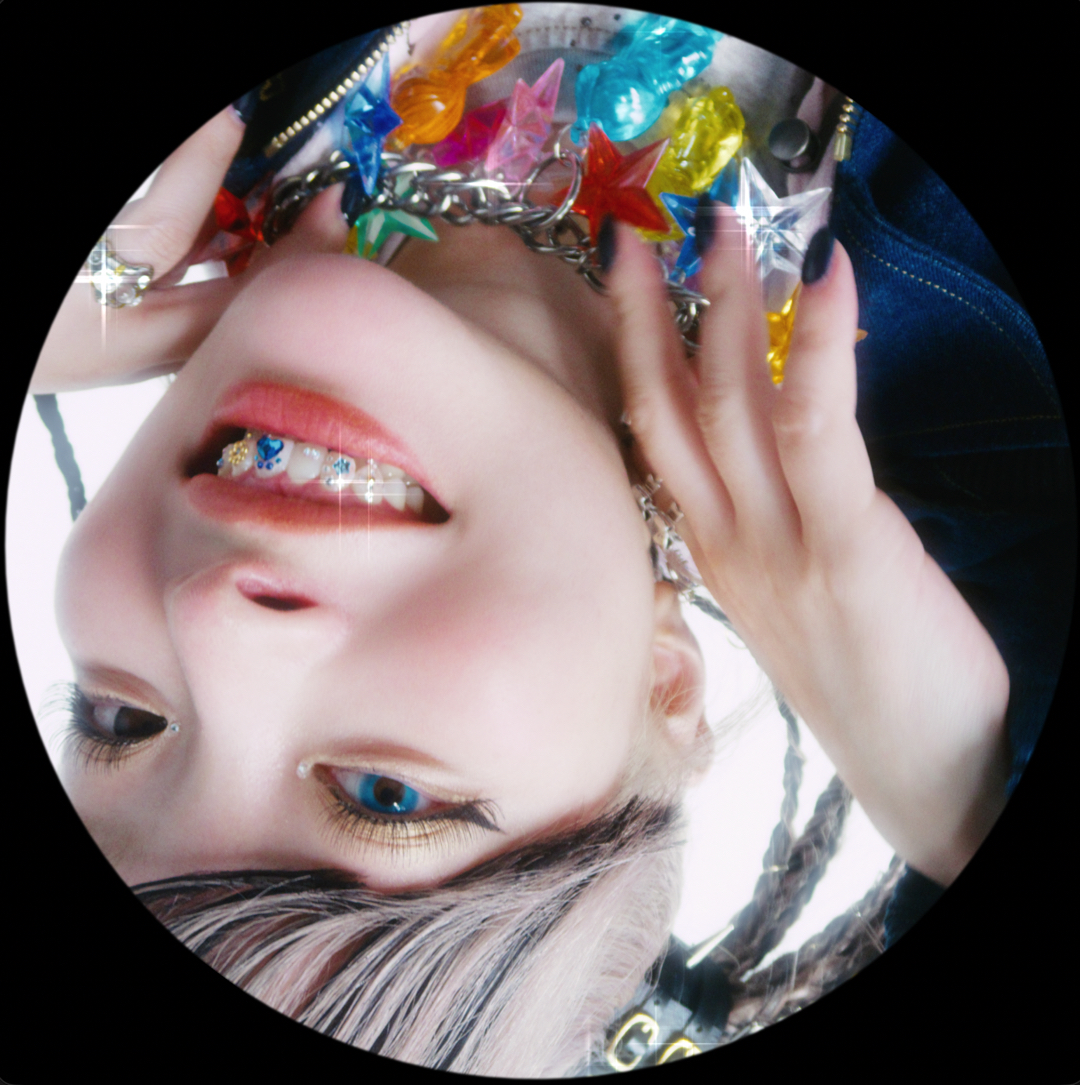 wwschannel's tweet photo. きゃりーぱみゅぱみゅ、最新曲「Focus Focus」Music Video公開!15周年イヤーを彩る新たな映像作品が完成!
▼写真・記事の詳細はこちら
https://t.co/27NlBFGZZ1
#きゃりーぱみゅぱみゅ #KyaryPamyuPamyu #FocusFocus #MasakiWatanabe #maxilla #15周年 #ASOBISYSTEM #アソビシステム
@pamyurin @asobisystem