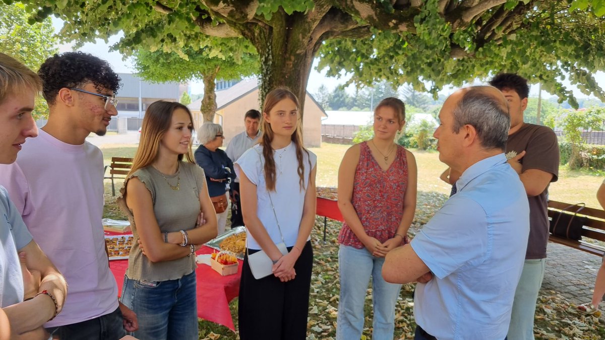 BenmiloudKarim's tweet photo. 🌿 Vendredi, au lycée Michelet de #Lannemezan, j'ai échangé avec des élèves de Terminale sur le #GrandOral.
🗣 Le grand oral, c'est l'occasion de mettre en valeur le travail des élèves, leur engagement sur une question qu'ils ont choisie, et leur capacité à convaincre.
#Bac2026 https://t.co/JnQGfIEhWs