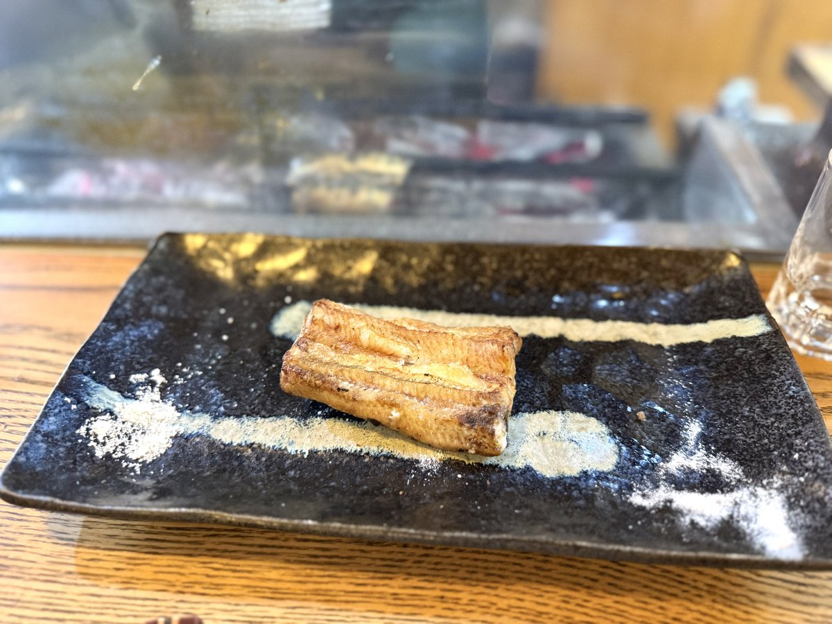 MARUN0UCHI_MAN's tweet photo. 日本一の鰻屋かぶとは普通の人は予約が取れないから知らないのも無理はない。
蒲焼と白焼の天然と養殖の食べ比べやうなぎの全ての部位を串焼きとして存分に楽しめるのはここしかない。
ここ以上の鰻屋さんは見当たらない。 https://t.co/ztsdprZsIL