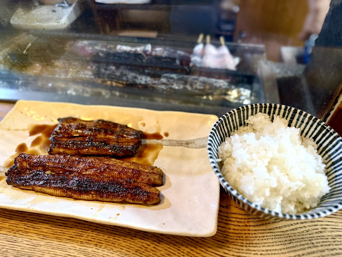 MARUN0UCHI_MAN's tweet photo. 日本一の鰻屋かぶとは普通の人は予約が取れないから知らないのも無理はない。
蒲焼と白焼の天然と養殖の食べ比べやうなぎの全ての部位を串焼きとして存分に楽しめるのはここしかない。
ここ以上の鰻屋さんは見当たらない。 https://t.co/ztsdprZsIL