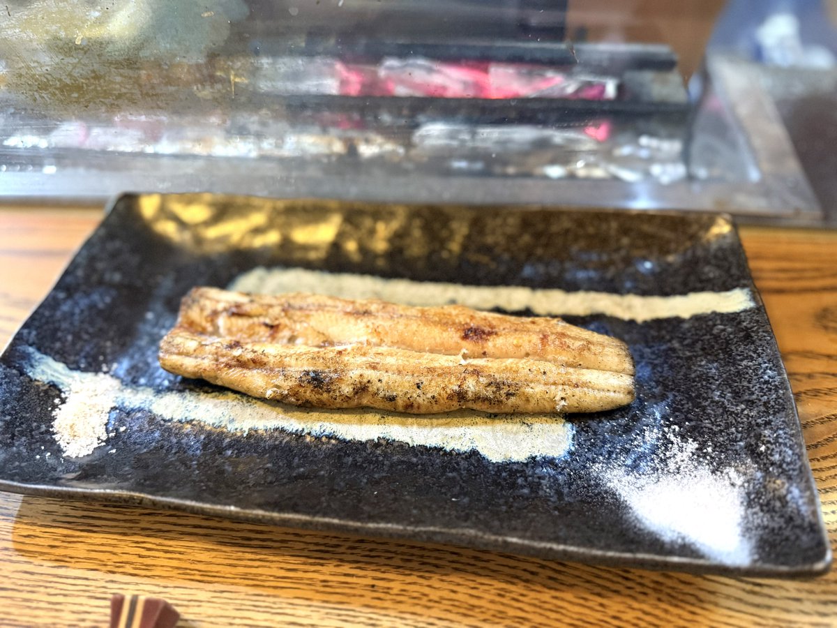 MARUN0UCHI_MAN's tweet photo. 日本一の鰻屋かぶとは普通の人は予約が取れないから知らないのも無理はない。
蒲焼と白焼の天然と養殖の食べ比べやうなぎの全ての部位を串焼きとして存分に楽しめるのはここしかない。
ここ以上の鰻屋さんは見当たらない。 https://t.co/ztsdprZsIL