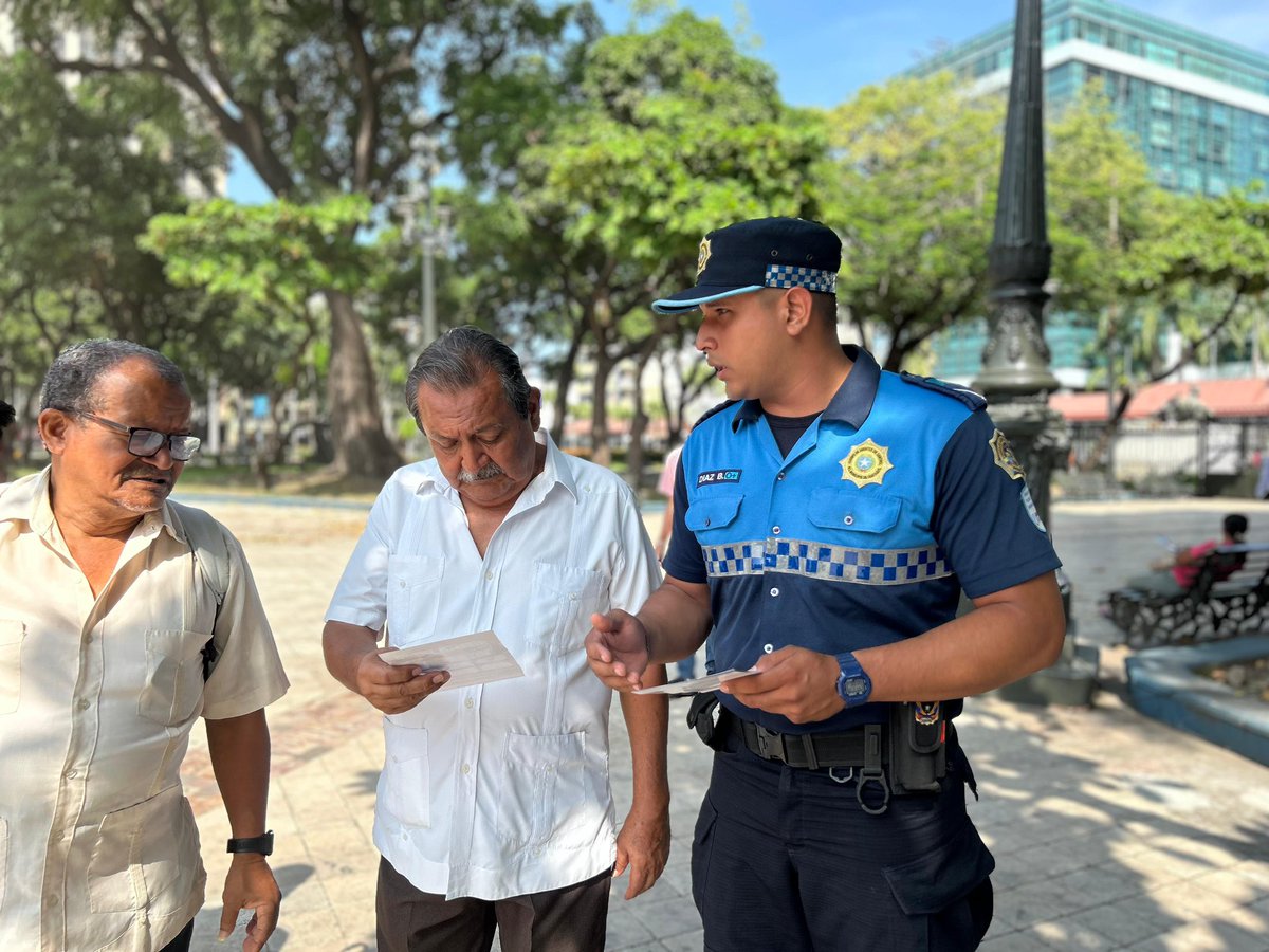segura_ep's tweet photo. 🙌🏻 ¡El Parque Centenario reabre sus puertas para la ciudadanía!

Agentes de Control Municipal de #SeguraEP, a través de la Unidad de Vinculación con la Comunidad, participaron en la jornada de reapertura del Parque Centenario, donde compartieron con vecinos y visitantes sobre el uso responsable de este espacio público, la sana convivencia y el cuidado de las instalaciones.

🤝 Fortalecemos el vínculo con la comunidad y promovemos la recuperación de lugares seguros, fomentando la recreación, el encuentro ciudadano y el bienestar de las familias.

#AsiSeHaceGuayaquil #CiudadDeTodos