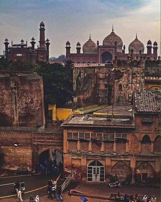 NaqshiHayyat's tweet photo. Beautiful Lahore streets  

یہ جو #لاہور سے محبت ہے 

#BazmeNaz https://t.co/W5b8I7WQrd