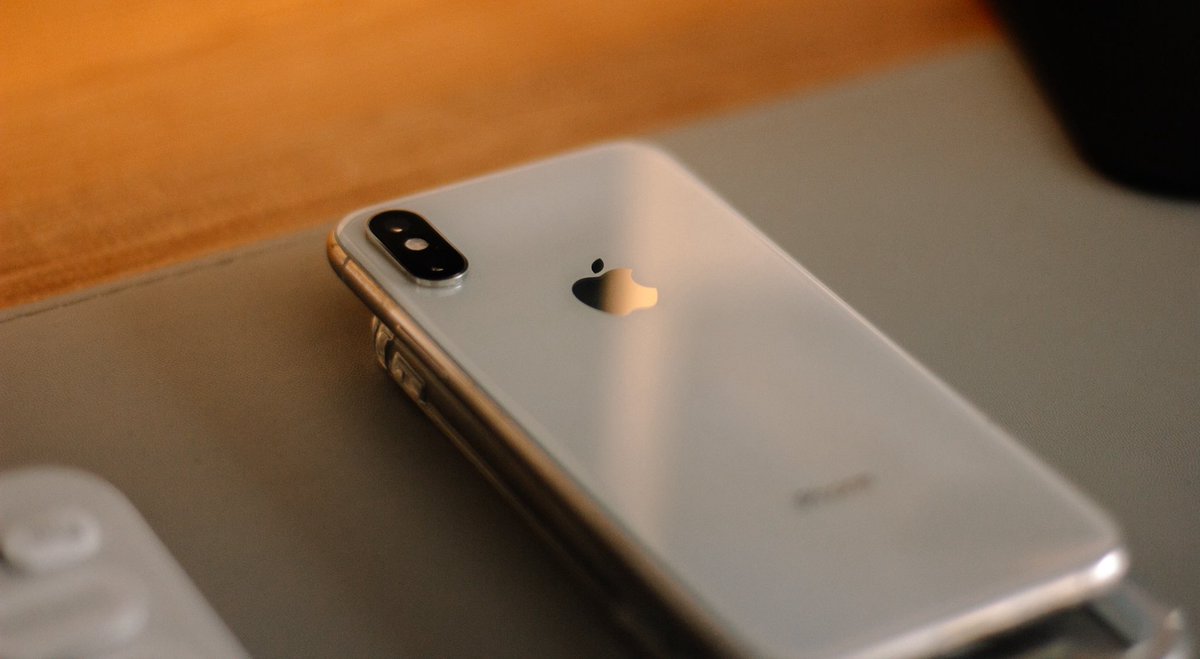 zeedezigns's tweet photo. This iPhone design is timeless. https://t.co/pPYCitbGxe