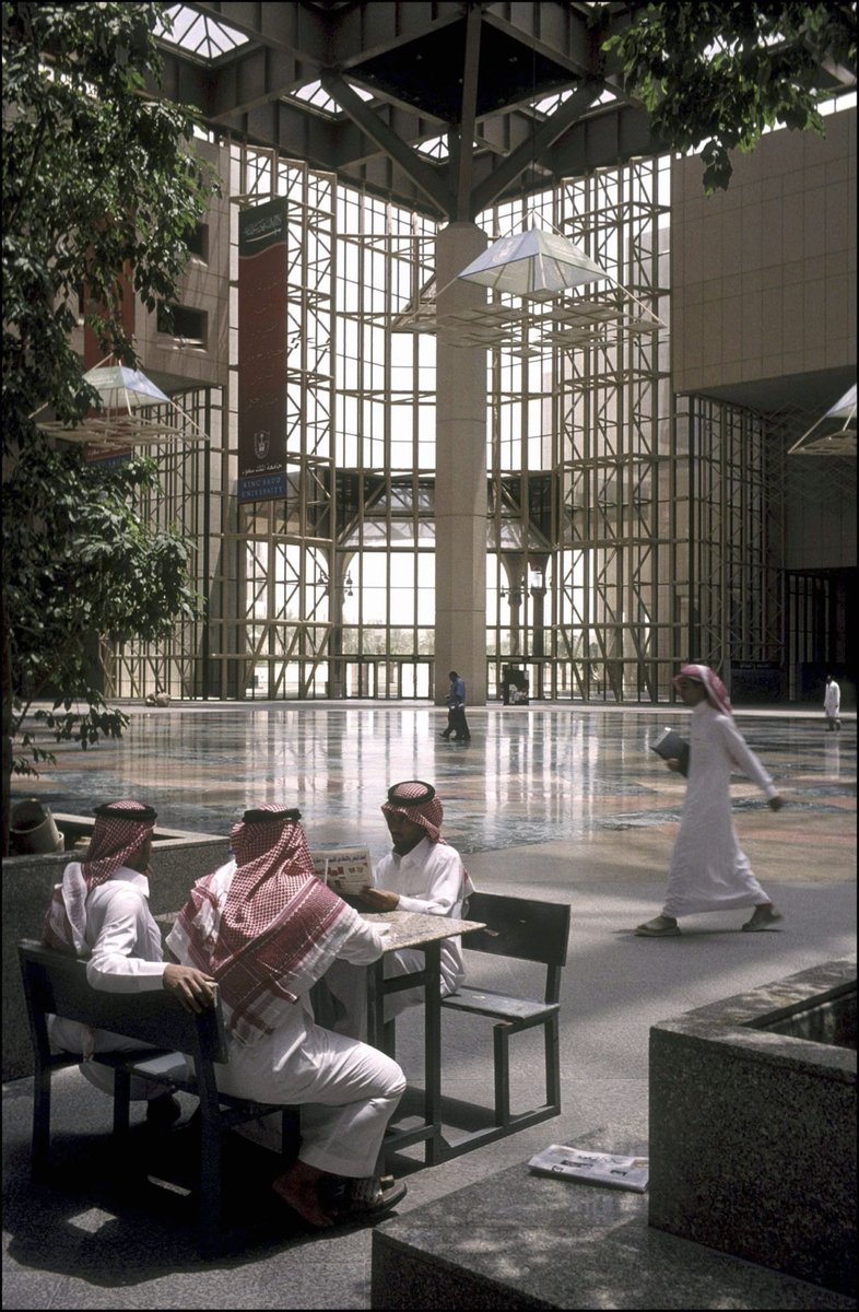 Riyadh_Zamaan's tweet photo. من الأرشيف ..
لقطات لطلاب من #حامعة_الملك_سعود
بعضها في البهو الرئيسي للجامعة
وأخرى في كافتيريا داخل احدى الكليات
عام 2002

#الرياض_زمان https://t.co/RgwORXXi1T