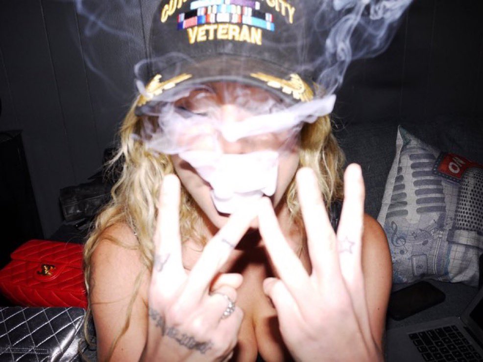 slayyyter's tweet photo. YYY https://t.co/qYheHv4Ng0