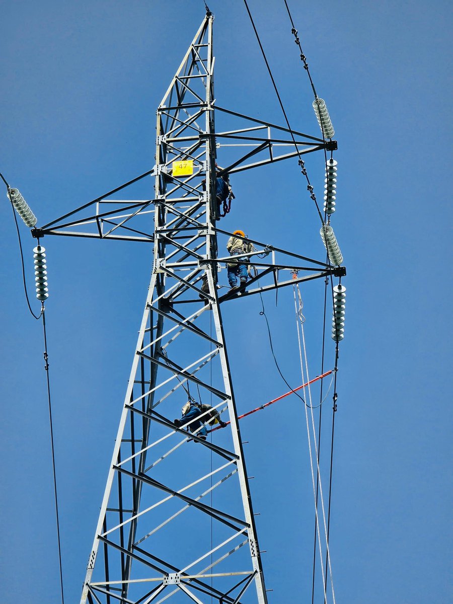 edwinnunez's tweet photo. Cada intervención en nuestra red de transmisión responde a una planificación técnica que busca anticiparse a cualquier eventualidad y garantizar un servicio eléctrico continuo para todos los salvadoreños.

El día de ayer, más de 60 de nuestros ingenieros y técnicos especializados desarrollaron una jornada integral de mantenimiento en la subestación San Bartolo y en las líneas de transmisión San Martín - San Bartolo 01 y Opico–Sonsonate 01, ejecutando trabajos en:  

✅Seccionadores
✅Transformadores
✅Sistemas de protección, medición y equipos asociados 
✅Corrección de punto caliente
✅Limpieza y aplicación de pintura de herrajes

Continuamos avanzando con una gestión técnica planificada, enfocada en preservar las óptimas condiciones de nuestra red de transmisión y garantizar su correcto funcionamiento.

@ETESAL_sv  24/7 al servicio de los Salvadoreños 🇸🇻