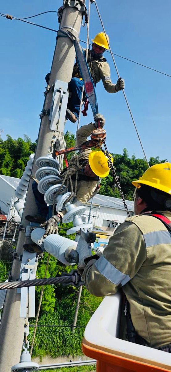 edwinnunez's tweet photo. Cada intervención en nuestra red de transmisión responde a una planificación técnica que busca anticiparse a cualquier eventualidad y garantizar un servicio eléctrico continuo para todos los salvadoreños.

El día de ayer, más de 60 de nuestros ingenieros y técnicos especializados desarrollaron una jornada integral de mantenimiento en la subestación San Bartolo y en las líneas de transmisión San Martín - San Bartolo 01 y Opico–Sonsonate 01, ejecutando trabajos en:  

✅Seccionadores
✅Transformadores
✅Sistemas de protección, medición y equipos asociados 
✅Corrección de punto caliente
✅Limpieza y aplicación de pintura de herrajes

Continuamos avanzando con una gestión técnica planificada, enfocada en preservar las óptimas condiciones de nuestra red de transmisión y garantizar su correcto funcionamiento.

@ETESAL_sv  24/7 al servicio de los Salvadoreños 🇸🇻