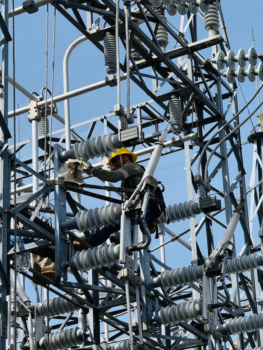 edwinnunez's tweet photo. Cada intervención en nuestra red de transmisión responde a una planificación técnica que busca anticiparse a cualquier eventualidad y garantizar un servicio eléctrico continuo para todos los salvadoreños.

El día de ayer, más de 60 de nuestros ingenieros y técnicos especializados desarrollaron una jornada integral de mantenimiento en la subestación San Bartolo y en las líneas de transmisión San Martín - San Bartolo 01 y Opico–Sonsonate 01, ejecutando trabajos en:  

✅Seccionadores
✅Transformadores
✅Sistemas de protección, medición y equipos asociados 
✅Corrección de punto caliente
✅Limpieza y aplicación de pintura de herrajes

Continuamos avanzando con una gestión técnica planificada, enfocada en preservar las óptimas condiciones de nuestra red de transmisión y garantizar su correcto funcionamiento.

@ETESAL_sv  24/7 al servicio de los Salvadoreños 🇸🇻
