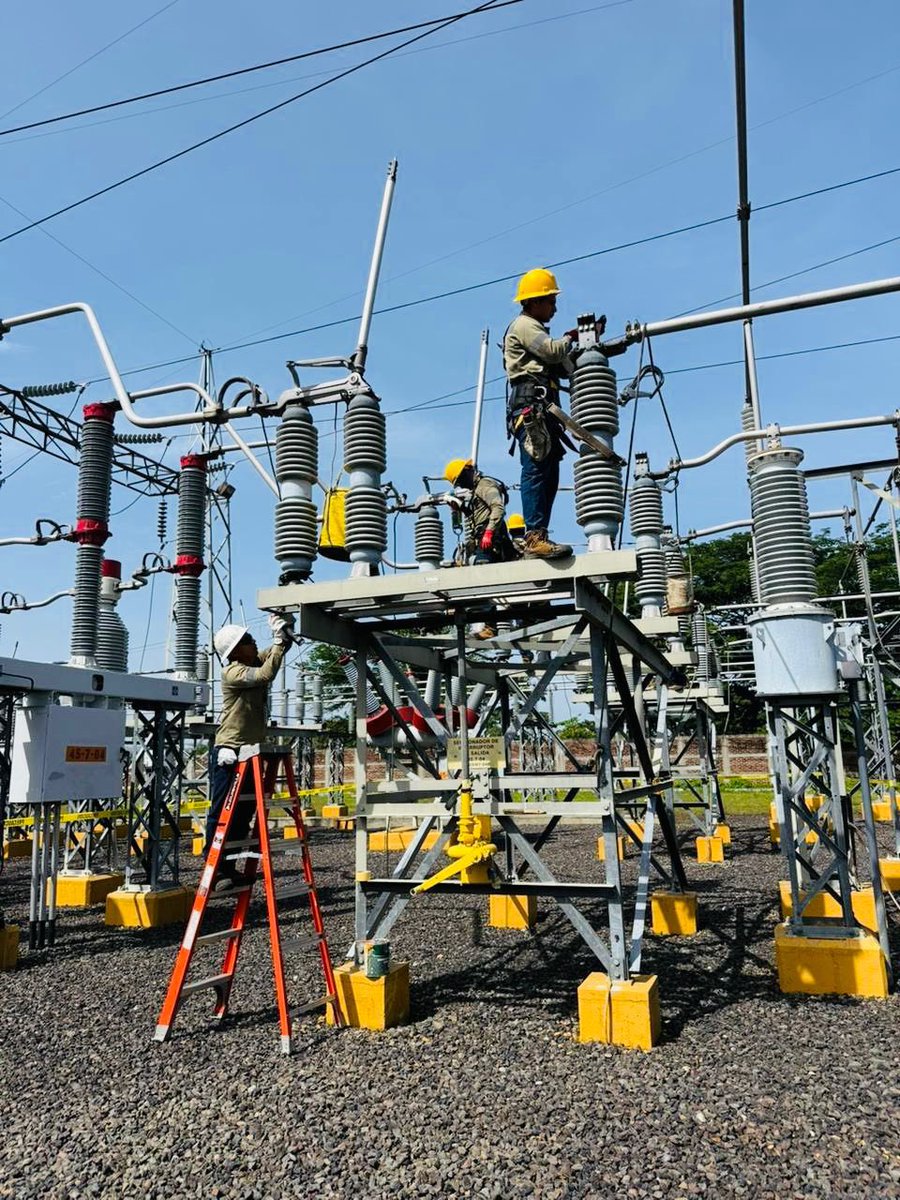 edwinnunez's tweet photo. Cada intervención en nuestra red de transmisión responde a una planificación técnica que busca anticiparse a cualquier eventualidad y garantizar un servicio eléctrico continuo para todos los salvadoreños.

El día de ayer, más de 60 de nuestros ingenieros y técnicos especializados desarrollaron una jornada integral de mantenimiento en la subestación San Bartolo y en las líneas de transmisión San Martín - San Bartolo 01 y Opico–Sonsonate 01, ejecutando trabajos en:  

✅Seccionadores
✅Transformadores
✅Sistemas de protección, medición y equipos asociados 
✅Corrección de punto caliente
✅Limpieza y aplicación de pintura de herrajes

Continuamos avanzando con una gestión técnica planificada, enfocada en preservar las óptimas condiciones de nuestra red de transmisión y garantizar su correcto funcionamiento.

@ETESAL_sv  24/7 al servicio de los Salvadoreños 🇸🇻