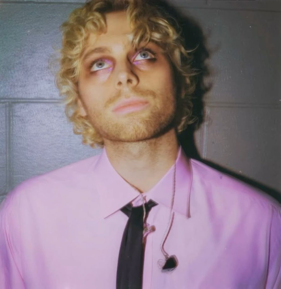 sophieluvsluke's tweet photo. i hate that luke hemmings does his makeup better than me i could never slay like this https://t.co/0dloyKYzMT