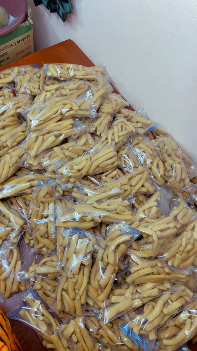 TJ_thebrainiac's tweet photo. Today, we sent out;
-2 big packs of chin chin
-10 scotch eggs
-122 mini chin chin packs, and
-3 loaves of banana bread (to Bamenda)

Thank you, Jesus.

671160986
📍Yaoundé https://t.co/jk4ldBvrv8