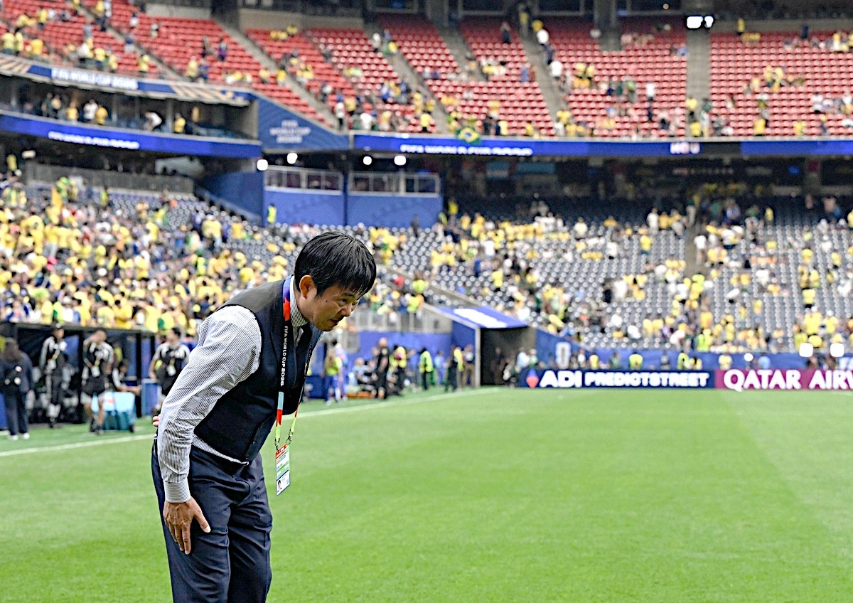 Reforma's tweet photo. La identidad de los Samuráis Azules se define por completo en la imagen de su director técnico.

Con una dignidad inquebrantable tras caer eliminados frente a Brasil, Hajime Moriyasu se despidió del Mundial con una reverencia de agradecimiento hacia su afición.

📷 Xinhua, AP https://t.co/LN7UznXdRa