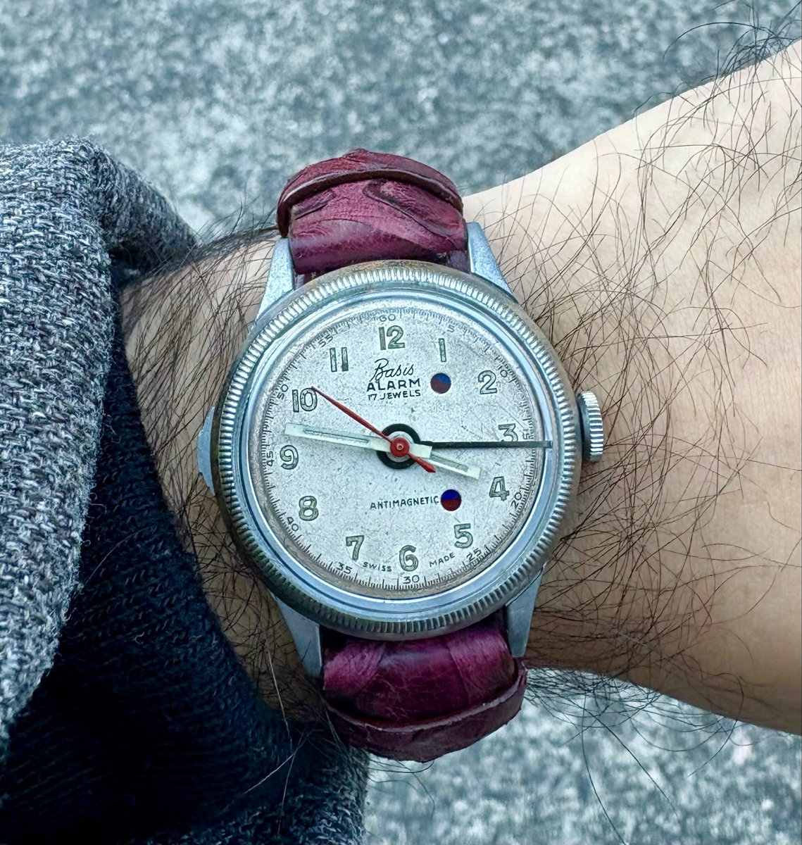 Rimacroissant's tweet photo. Basis alarm（BFG90）

「触って見て聴いて楽しいおもちゃ箱」

使うことが見て直感でわかる腕時計⌚︎
🔸1リューズ1方向でメインのアラームも巻き上げ
🔸巻きすぎ防止の空転システム
🔸巻き上げをインジゲーター🇫🇷で可視化

ミリタリー風で渋カワなのもポイント🥰

#alarmwatch
#勝手にキャッチコピー https://t.co/leUFP0a2sn