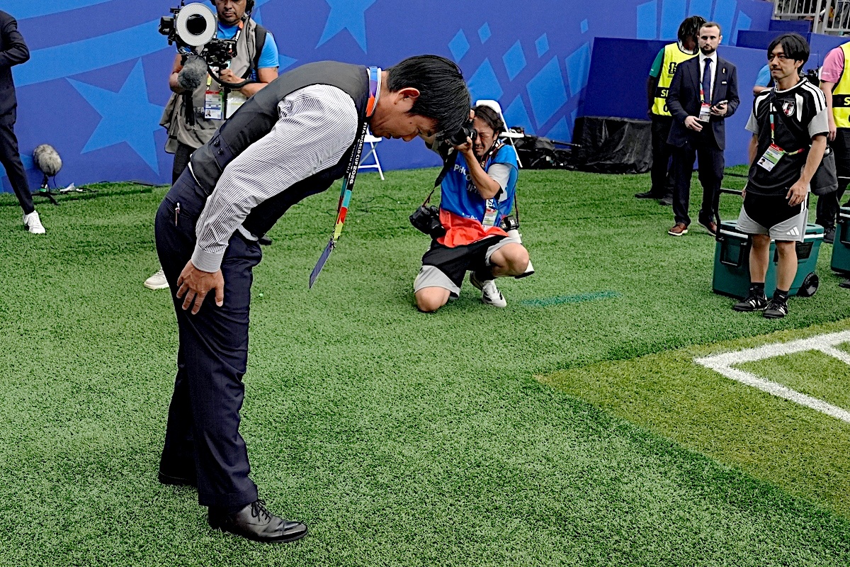 Reforma's tweet photo. La identidad de los Samuráis Azules se define por completo en la imagen de su director técnico.

Con una dignidad inquebrantable tras caer eliminados frente a Brasil, Hajime Moriyasu se despidió del Mundial con una reverencia de agradecimiento hacia su afición.

📷 Xinhua, AP https://t.co/LN7UznXdRa
