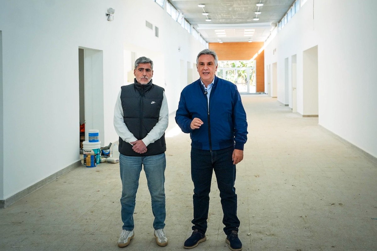 MartinLlaryora's tweet photo. Estamos cumpliendo con el compromiso de fortalecer la #seguridad de los cordobeses. Estuve recorriendo la nueva Escuela de Suboficiales General Manuel Belgrano, una obra que ya se encuentra en su etapa final y que construimos en el predio abandonado conocido como La Araña, en barrio San Vicente de la ciudad de #Córdoba.

En un momento en el que muchos frenan inversiones, en Córdoba seguimos haciendo #infraestructura que genera oportunidades y mejora la calidad de vida de nuestra gente. Esta nueva sede permitirá formar y capacitar a los futuros efectivos policiales en un edificio moderno, equipado con tecnología y pensado para responder a las necesidades de una fuerza cada vez más profesional.

Aquí se formarán más de 700 aspirantes en un espacio con todas las condiciones para una preparación de excelencia. La obra ya alcanza un 95% de avance y cuenta con un edificio de 1.600 m2 cubiertos, además de un polideportivo de 700 m2 destinado al entrenamiento físico de quienes muy pronto se incorporarán a @PoliciaCbaOf. 

Esta obra también tiene un enorme valor simbólico. Donde durante años hubo un ícono del abandono en nuestra querida Capital, hoy estamos construyendo un lugar dedicado a la formación, al progreso y a la seguridad. Porque transformar espacios olvidados en oportunidades para nuestra gente también es una manera de cuidar a los cordobeses.

#HacerParaCrecer