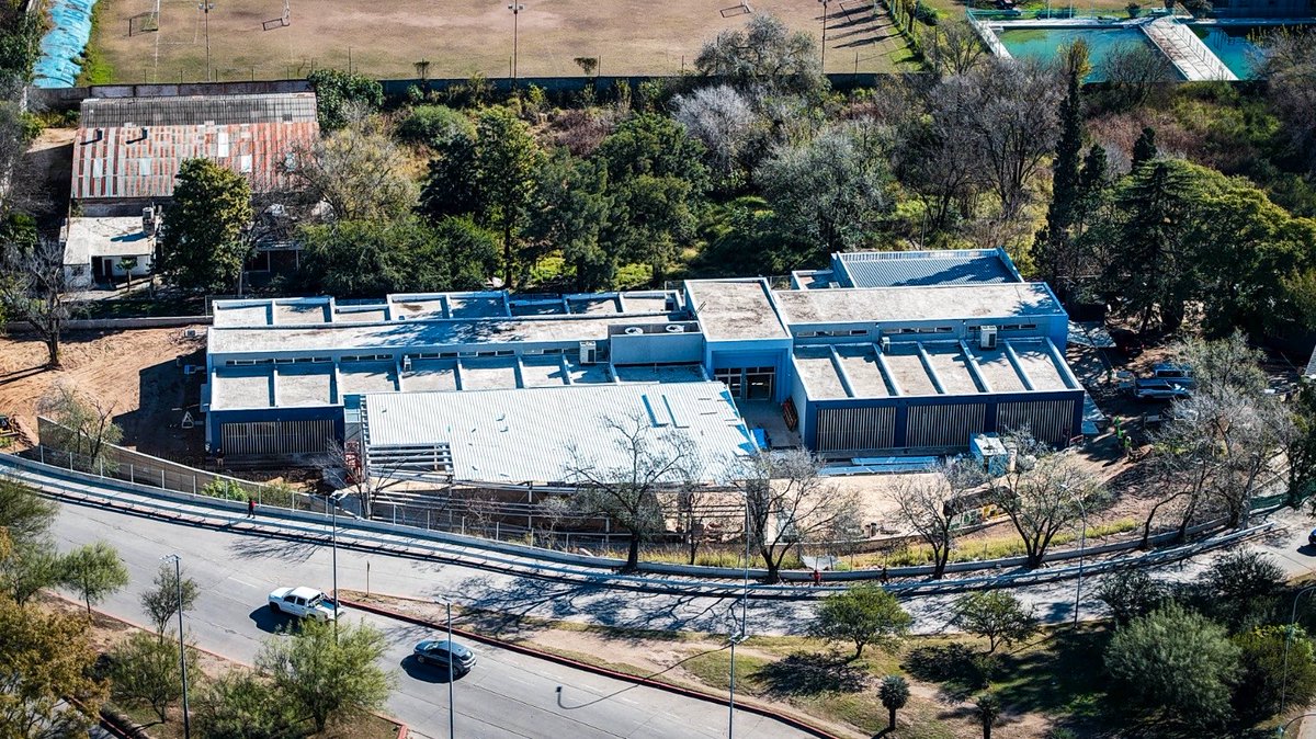 MartinLlaryora's tweet photo. Estamos cumpliendo con el compromiso de fortalecer la #seguridad de los cordobeses. Estuve recorriendo la nueva Escuela de Suboficiales General Manuel Belgrano, una obra que ya se encuentra en su etapa final y que construimos en el predio abandonado conocido como La Araña, en barrio San Vicente de la ciudad de #Córdoba.

En un momento en el que muchos frenan inversiones, en Córdoba seguimos haciendo #infraestructura que genera oportunidades y mejora la calidad de vida de nuestra gente. Esta nueva sede permitirá formar y capacitar a los futuros efectivos policiales en un edificio moderno, equipado con tecnología y pensado para responder a las necesidades de una fuerza cada vez más profesional.

Aquí se formarán más de 700 aspirantes en un espacio con todas las condiciones para una preparación de excelencia. La obra ya alcanza un 95% de avance y cuenta con un edificio de 1.600 m2 cubiertos, además de un polideportivo de 700 m2 destinado al entrenamiento físico de quienes muy pronto se incorporarán a @PoliciaCbaOf. 

Esta obra también tiene un enorme valor simbólico. Donde durante años hubo un ícono del abandono en nuestra querida Capital, hoy estamos construyendo un lugar dedicado a la formación, al progreso y a la seguridad. Porque transformar espacios olvidados en oportunidades para nuestra gente también es una manera de cuidar a los cordobeses.

#HacerParaCrecer