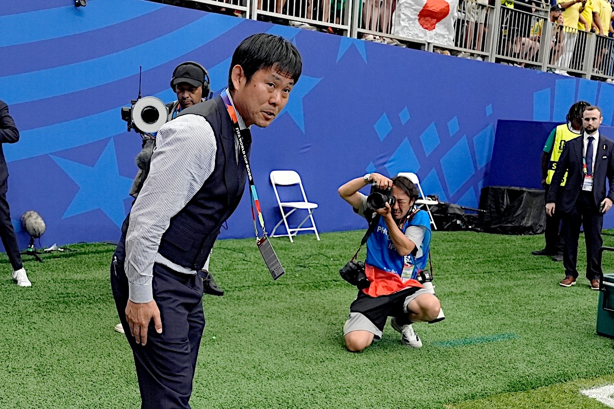 Reforma's tweet photo. La identidad de los Samuráis Azules se define por completo en la imagen de su director técnico.

Con una dignidad inquebrantable tras caer eliminados frente a Brasil, Hajime Moriyasu se despidió del Mundial con una reverencia de agradecimiento hacia su afición.

📷 Xinhua, AP https://t.co/LN7UznXdRa
