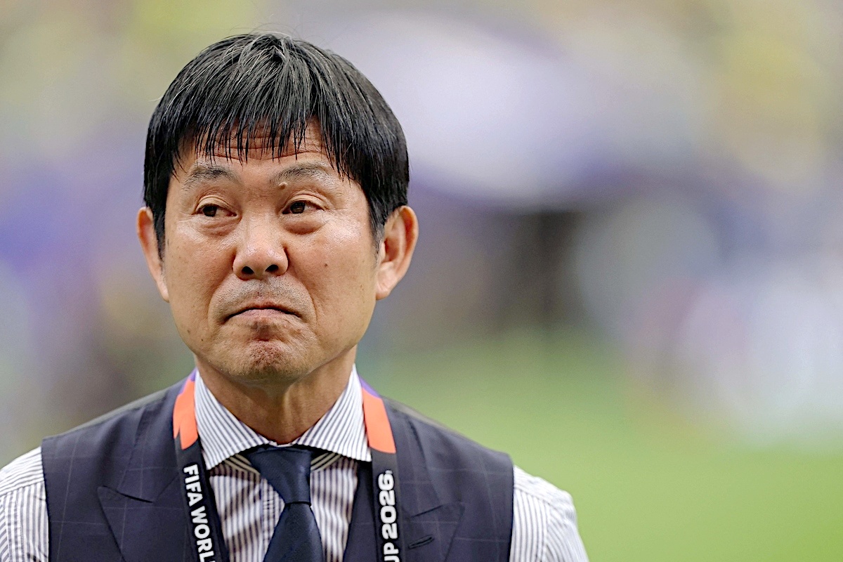 Reforma's tweet photo. La identidad de los Samuráis Azules se define por completo en la imagen de su director técnico.

Con una dignidad inquebrantable tras caer eliminados frente a Brasil, Hajime Moriyasu se despidió del Mundial con una reverencia de agradecimiento hacia su afición.

📷 Xinhua, AP https://t.co/LN7UznXdRa