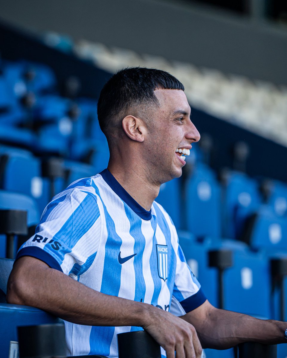 RacingClub's tweet photo. Ulises y los colores más hermosos del mundo 🩵🤍 https://t.co/6OegpDqnwI