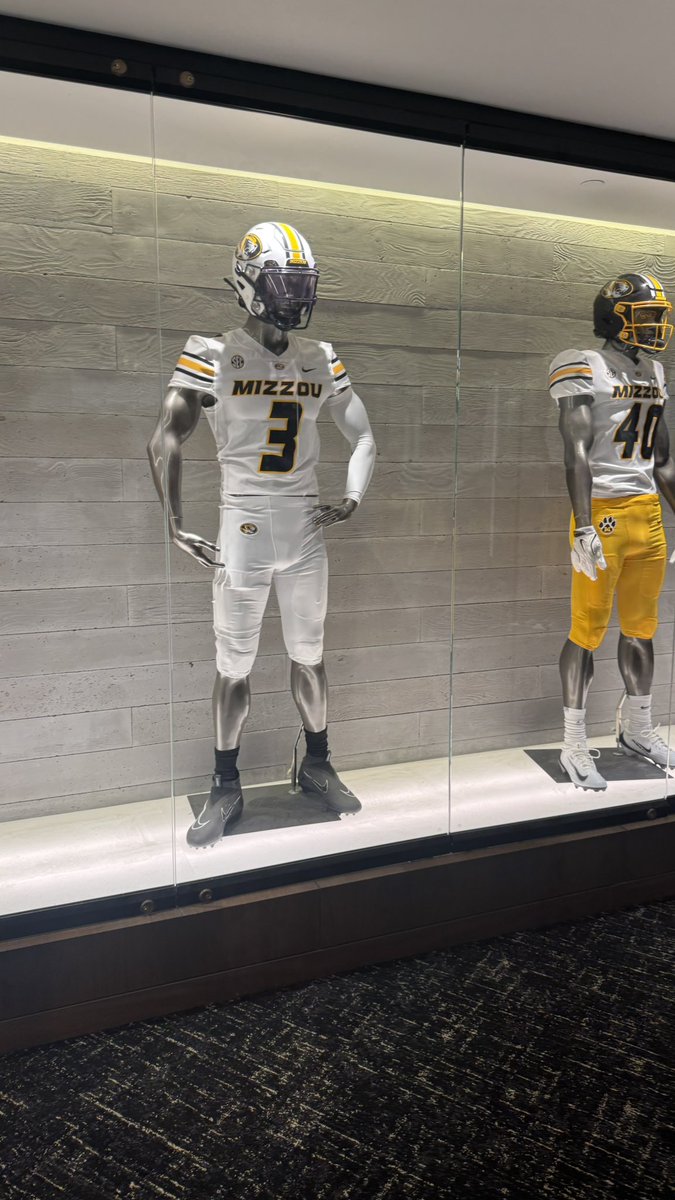 Kali__Thomas's tweet photo. Late post , Had a great time at mizzou camp and loved the tour. Got too really showcase my talents in front of many great coach’s. 40 yard : 4.52 could be faster love to get better thank you mizzou. https://t.co/sNF2InjRxc