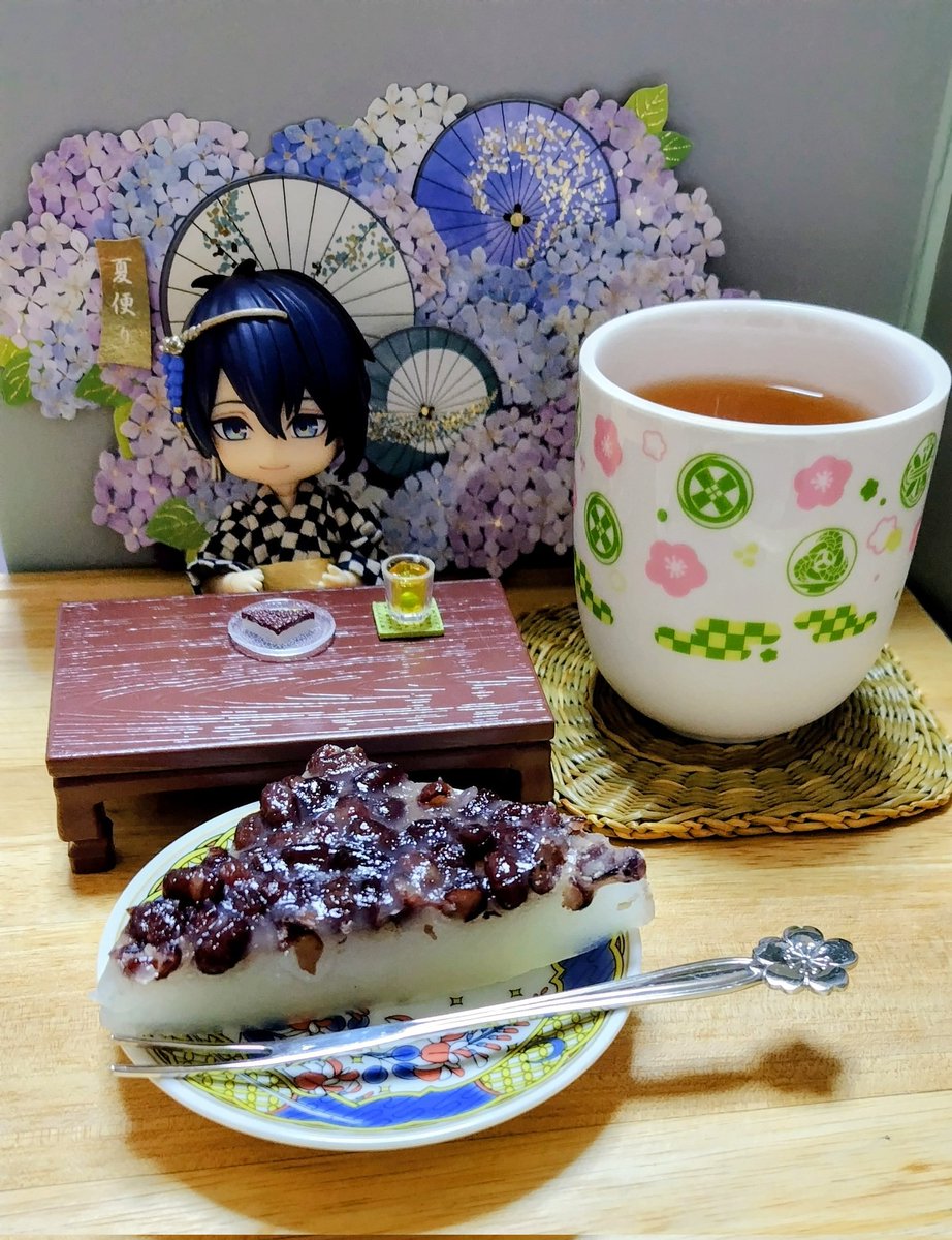 2004shima0824's tweet photo. 今日は夏越の祓の日。
少し前にフライングで水無月いただきました😋
🌛とお揃い。水無月好きなので出来れば年中食べたい🤣 https://t.co/XXOjG9pLwE