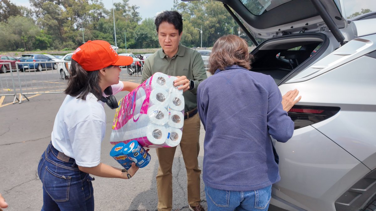 UNAM_MX's tweet photo. La #ComunidadUNAM y el público en general se solidarizan con las personas afectadas por los sismos en Venezuela. El Centro de Acopio UNAM estará recibiendo insumos en el #EOU hasta el 2 de julio. ¡#UNAMonos por #Venezuela 🇻🇪! > https://t.co/exDPZYjAD2 https://t.co/z5OotLpe7G