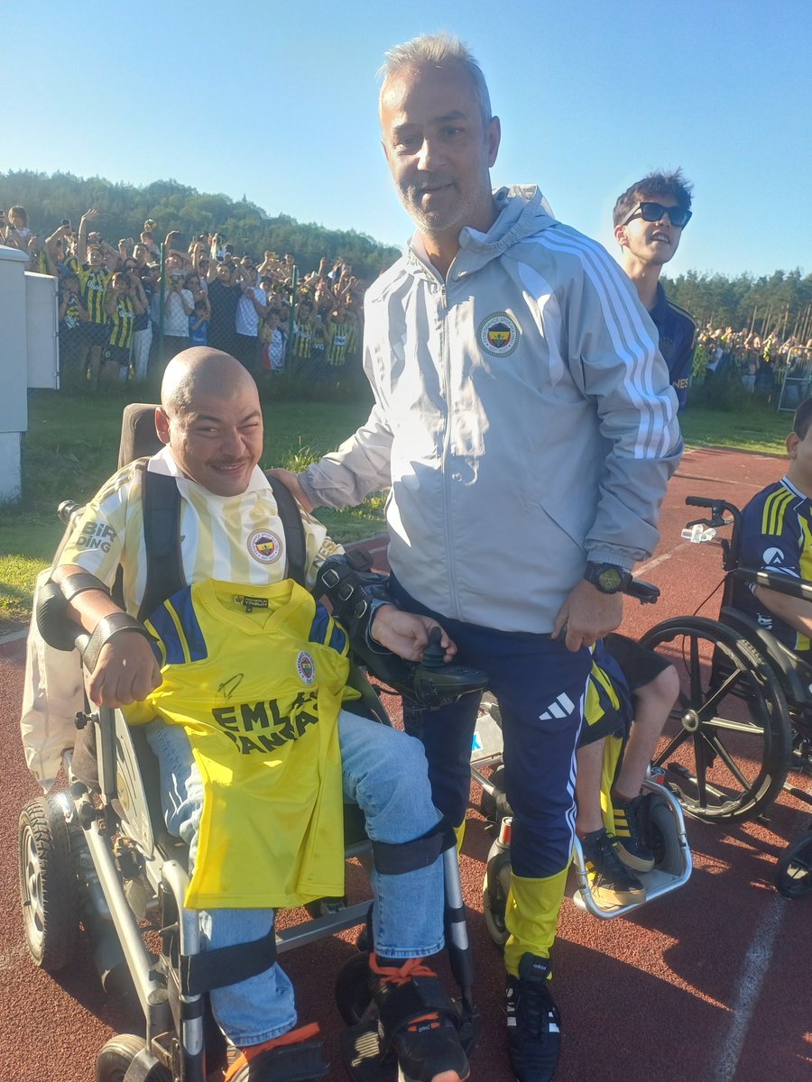 auctor92's tweet photo. Fenerbahçe Serkan Acar Topuk Yaylası tesislerindeydim. Fenerbahçemizin, sevdamızın peşindeyim. 💛💙
 #Fenerbahçe #topukyaylası #eğlence #spor https://t.co/Tmk3gamrHm