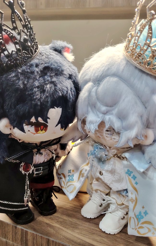 Dreaming_Rui's tweet photo. Hehe #renday as princes 💖💖

Added the blindfold for Sunday to see how it would look on him and tbh it reminded me of Columbina😂

#刃日 #刃サン https://t.co/Cc09iSYPys