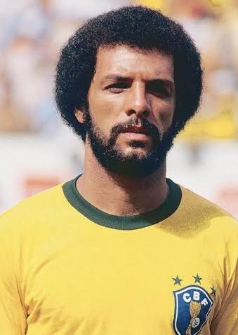 PiscesFueda's tweet photo. Voces sabiam que o Maestro Junior (atual comentarista da GLOBO) é PAI do Vinicius Junior???????

Eu tinha notado o sobrenome igual, mas não sabia que eram da mesma família https://t.co/e8DTeL0V1E