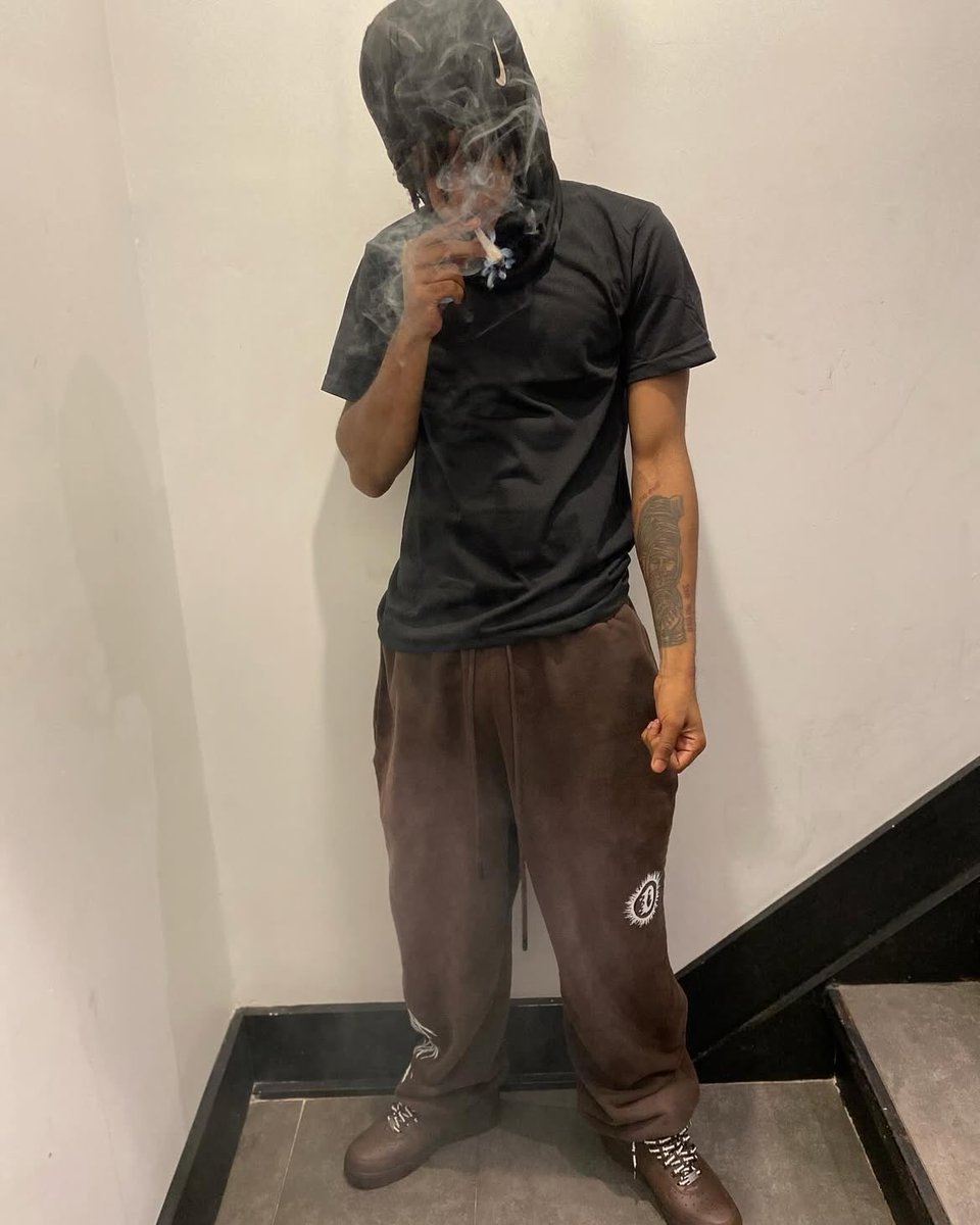 ebk_dadaaa's tweet photo. 🤎🖤 https://t.co/jfgVvQlopj