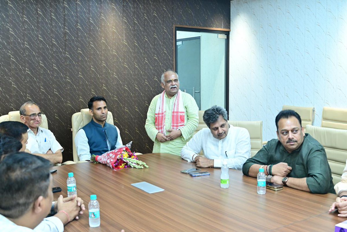 YatendraMedia's tweet photo. बड़े भाई आदरणीय विधायक जितेन्द्र महाजन जी, अजय चौहान जी, मुख्य सचेतक आदरणीय अभय जी ने यूपी बीजेपी में प्रदेश मंत्री का दायित्व मिलने के बाद विद्यार्थी परिषद के पूर्व वरिष्ठ कार्यकर्ताओं का स्नेह मिलन कार्यक्रम दिल्ली में आयोजित किया गया। 
इसमें विशेष तौर पर बड़ी दीदी एवं दिल्ली की यशस्वी मा.मुख्यमंत्री रेखा गुप्ता जी का स्नेहिल आशीर्वाद मिला। आदरणीय मुख्यमंत्री जी के स्नेहिल मिलन समारोह में सम्मान प्राप्त करना मेरे लिए गर्व और प्रेरणा का क्षण है। यह सम्मान संगठन के प्रत्येक कार्यकर्ता के समर्पण और विश्वास का प्रतीक है, और साथ में मुझे विद्यार्थी परिषद से जोड़ने वाले वरिष्ठ प्रचारक विहिप के राष्ट्रीय सहमंत्री आदरणीय मनोज वर्मा जी भाईसाहब, बड़े भाई मा. राजीव बब्बर जी, अमिताभ जी, अरविंद गर्ग जी, मनोज जी,दीपक जी सहित कई वरिष्ठों का मार्गदर्शन मिला। 
आप सभी वरिष्ठजनों और मित्रों के स्नेह और आशीर्वाद के लिए हृदय से आभार। 🙏🙏🙏😊😊🌺🌸”