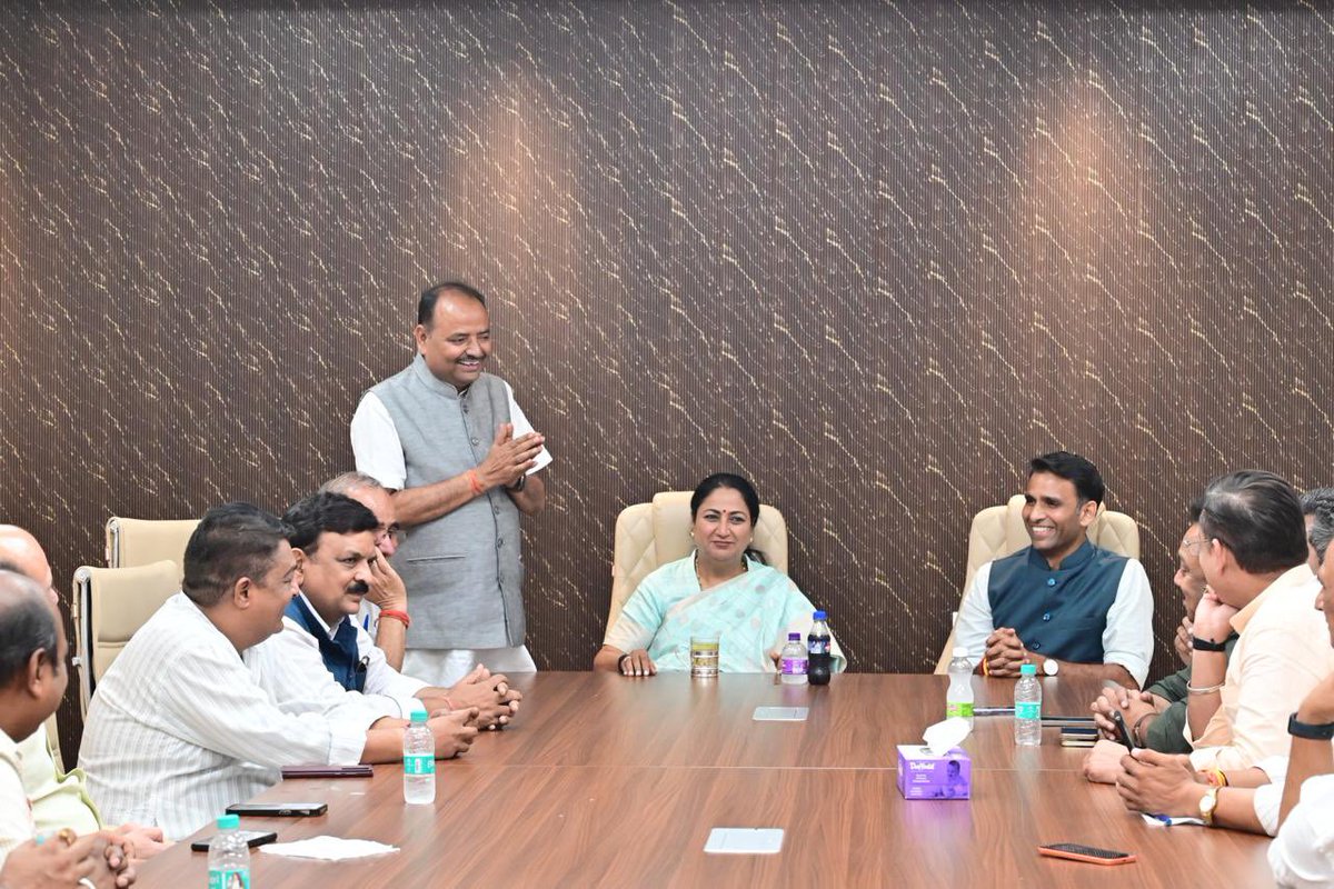 YatendraMedia's tweet photo. बड़े भाई आदरणीय विधायक जितेन्द्र महाजन जी, अजय चौहान जी, मुख्य सचेतक आदरणीय अभय जी ने यूपी बीजेपी में प्रदेश मंत्री का दायित्व मिलने के बाद विद्यार्थी परिषद के पूर्व वरिष्ठ कार्यकर्ताओं का स्नेह मिलन कार्यक्रम दिल्ली में आयोजित किया गया। 
इसमें विशेष तौर पर बड़ी दीदी एवं दिल्ली की यशस्वी मा.मुख्यमंत्री रेखा गुप्ता जी का स्नेहिल आशीर्वाद मिला। आदरणीय मुख्यमंत्री जी के स्नेहिल मिलन समारोह में सम्मान प्राप्त करना मेरे लिए गर्व और प्रेरणा का क्षण है। यह सम्मान संगठन के प्रत्येक कार्यकर्ता के समर्पण और विश्वास का प्रतीक है, और साथ में मुझे विद्यार्थी परिषद से जोड़ने वाले वरिष्ठ प्रचारक विहिप के राष्ट्रीय सहमंत्री आदरणीय मनोज वर्मा जी भाईसाहब, बड़े भाई मा. राजीव बब्बर जी, अमिताभ जी, अरविंद गर्ग जी, मनोज जी,दीपक जी सहित कई वरिष्ठों का मार्गदर्शन मिला। 
आप सभी वरिष्ठजनों और मित्रों के स्नेह और आशीर्वाद के लिए हृदय से आभार। 🙏🙏🙏😊😊🌺🌸”