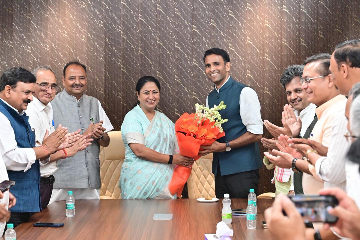 YatendraMedia's tweet photo. बड़े भाई आदरणीय विधायक जितेन्द्र महाजन जी, अजय चौहान जी, मुख्य सचेतक आदरणीय अभय जी ने यूपी बीजेपी में प्रदेश मंत्री का दायित्व मिलने के बाद विद्यार्थी परिषद के पूर्व वरिष्ठ कार्यकर्ताओं का स्नेह मिलन कार्यक्रम दिल्ली में आयोजित किया गया। 
इसमें विशेष तौर पर बड़ी दीदी एवं दिल्ली की यशस्वी मा.मुख्यमंत्री रेखा गुप्ता जी का स्नेहिल आशीर्वाद मिला। आदरणीय मुख्यमंत्री जी के स्नेहिल मिलन समारोह में सम्मान प्राप्त करना मेरे लिए गर्व और प्रेरणा का क्षण है। यह सम्मान संगठन के प्रत्येक कार्यकर्ता के समर्पण और विश्वास का प्रतीक है, और साथ में मुझे विद्यार्थी परिषद से जोड़ने वाले वरिष्ठ प्रचारक विहिप के राष्ट्रीय सहमंत्री आदरणीय मनोज वर्मा जी भाईसाहब, बड़े भाई मा. राजीव बब्बर जी, अमिताभ जी, अरविंद गर्ग जी, मनोज जी,दीपक जी सहित कई वरिष्ठों का मार्गदर्शन मिला। 
आप सभी वरिष्ठजनों और मित्रों के स्नेह और आशीर्वाद के लिए हृदय से आभार। 🙏🙏🙏😊😊🌺🌸”