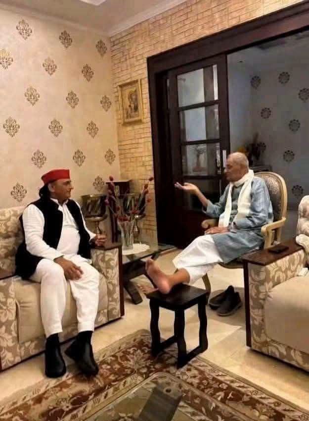 MrMishra's tweet photo. चिड़िया चुग गई खेत...

कुँवर रेवती रमण सिंह ने अखिलेश यादव को उनकी औक़ात दिखा दी। जब अखिलेश उनसे मिलने प्रयागराज पहुँचे तो कुँवर साहब ने एक स्टूल मँगवाया और उसी पर पैर रखकर बैठे।

इसके पीछे भी वजह है। चुनाव आते ही अखिलेश यादव उनके दरवाजे पहुँचे, जबकि 2024 में उन्होंने कुँवर साहब की जगह राम मंदिर के विरोध में केस लड़ने वाले कपिल सिब्बल को राज्यसभा भेजा था। इसके बाद सिंह परिवार ने समाजवादी पार्टी छोड़ दी।

2024 के लोकसभा चुनाव में कुँवर साहब ने अपने बेटे को कांग्रेस का टिकट दिलवाया और प्रयागराज से जिता भी दिया। 42 साल बाद इस सीट पर कांग्रेस जीती।

अखिलेश यादव को याद रखना चाहिए कि जब उनके पिता मुलायम सिंह यादव की राजनीति शुरुआती दौर में थी, तब कुँवर रेवती रमण सिंह संयुक्त उत्तर प्रदेश में नेता-प्रतिपक्ष थे।

8 बार विधायक, 2 बार सांसद रहे, मुरली मनोहर जोशी जैसे दिग्गज को हराया, राज्यसभा पहुँचे और बेटे को भी विधायक, मंत्री व सांसद बनाया।

अब शायद उन्हें यह भी याद आ रहा होगा कि दो साल पहले जब कुँवर रेवती रमण सिंह अस्पताल में भर्ती थे, तब उनका हालचाल लेने भी नहीं गए थे।

अब चिड़िया चुग गई खेत...
पछताते रहो...!