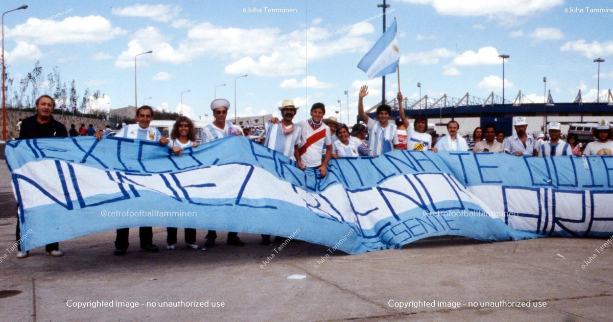 Barras_LATAM's tweet photo. 🔙🇲🇽🇦🇷🇨🇴🇧🇴 "ARGENTINA SALUDA A MEXICO"

"MEXICO, ARGENTINA TE QUIERE"

"ARGENTINA, BOLIVIA ESTA CONTIGO"

"COLOMBIA SALUDA A ARGENTINA CAMPEÓN"

Banderas que estuvieron en el mundial 1986.

📸 @TamminenJuha https://t.co/y8qTAbaGCX