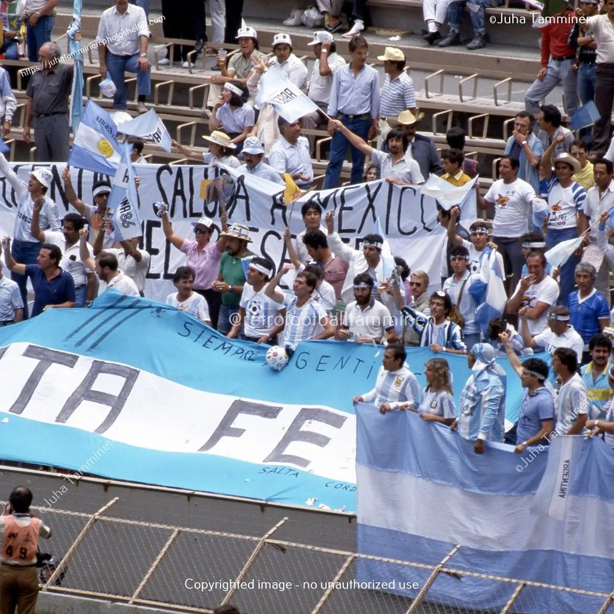 Barras_LATAM's tweet photo. 🔙🇲🇽🇦🇷🇨🇴🇧🇴 "ARGENTINA SALUDA A MEXICO"

"MEXICO, ARGENTINA TE QUIERE"

"ARGENTINA, BOLIVIA ESTA CONTIGO"

"COLOMBIA SALUDA A ARGENTINA CAMPEÓN"

Banderas que estuvieron en el mundial 1986.

📸 @TamminenJuha https://t.co/y8qTAbaGCX