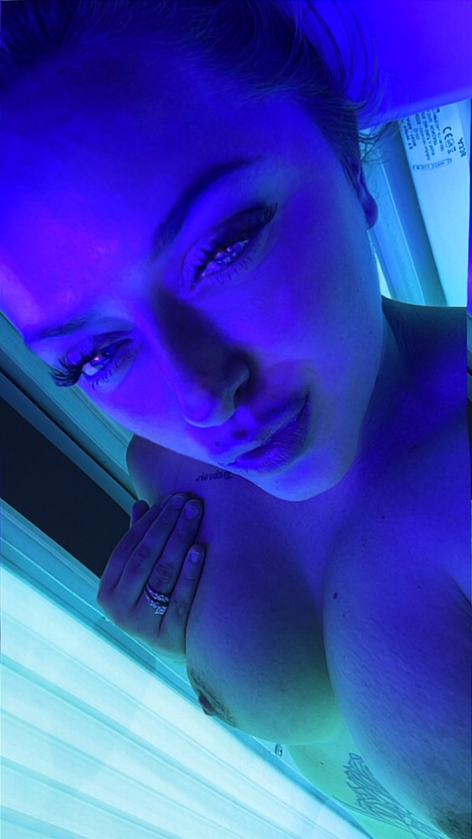 AshleyHackn's tweet photo. Hey daddy it’s tan time 😜🌶️🔥 

https://t.co/CJDbISW1R0 come to my page and see the new videos 🤪 https://t.co/zwTLOVoQEC