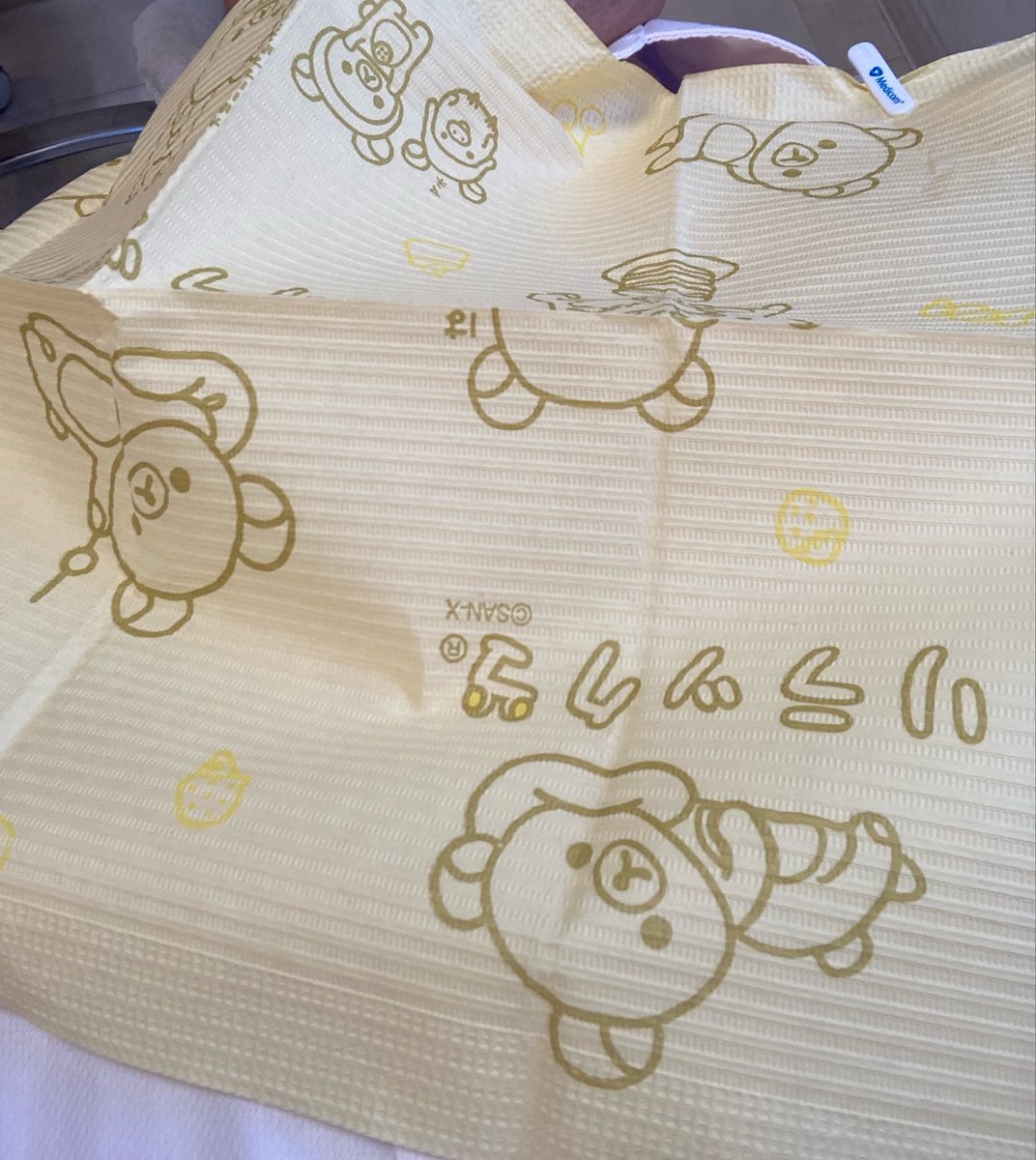 daitocareer's tweet photo. 中東問題の影響で、医療従事者の方々も品不足で困られているのかもしれません

これもナフサ不足の影響で、歯医者でも通常のエプロンが調達出来ないのかもしれませんね

またエプロンが、リラックマでした https://t.co/VLyqy41RoV