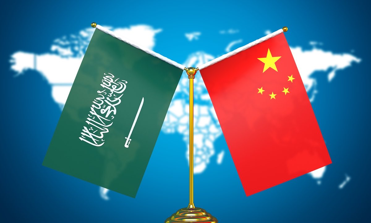 Ahmed_Esssam7's tweet photo. حجم التبادل التجاري بين السعودية والصين 🇸🇦🇨🇳

إجمالي التبادل التجاري 🚢
2021: 84 مليار دولار 
2022: 96 مليار دولار 
2023: 104 مليار دولار 
2024: 107.4 مليار دولار 

الصادرات السعودية للصين 🇸🇦
2021: 48 مليار دولار 
2022: 64 مليار دولار ( ارتفاع أسعار النفط ) 
2023: 58 مليار دولار 
2024: 60 مليار دولار 

صادرات الصين للسعودية 🇨🇳
2021: 36 مليار دولار 
2022: 32 مليار دولار 
2023:  46 مليار دولار 
2024: 47.4 مليار دولار 

الميزان التجاري ⚖️ 
2021: +12 مليار دولار فائض للسعودية 
2022: +32 مليار دولار فائضا لـ🇸🇦
2023: +12 مليار دولار فائض لـ🇸🇦
2024: +12.6 مليار دولار فائض لـ🇸🇦

حققت السعودية فائض تجاري مع الصين يبلغ 68.6 مليار دولار مع الصين آخر 5 سنوات ✅

🇨🇳 كما أن 1 من كل 3 دولارات تستثمرها الصين في الشرق الأوسط هي في السعودية بـ
82 مليار دولار من عام 2005 في عقود البناء والاستثمارت المتنوعة أهمها : 
- مصنع Lenovo للحواسيب 
- شركة هواوي في تشغيل شبكات 5G 

🇸🇦 ويتجاوز استثمار السعودية في الصين 30 مليار دولار في صفقات متعدده أهمها :
- مشروع فوجيان العملاق 
- شراء 10% من Rongsheng Petrochemical

السعودية هي أكبر شريك تجاري للصين في الشرق الاوسط واكبر مستقبل للمنتجات الصينية