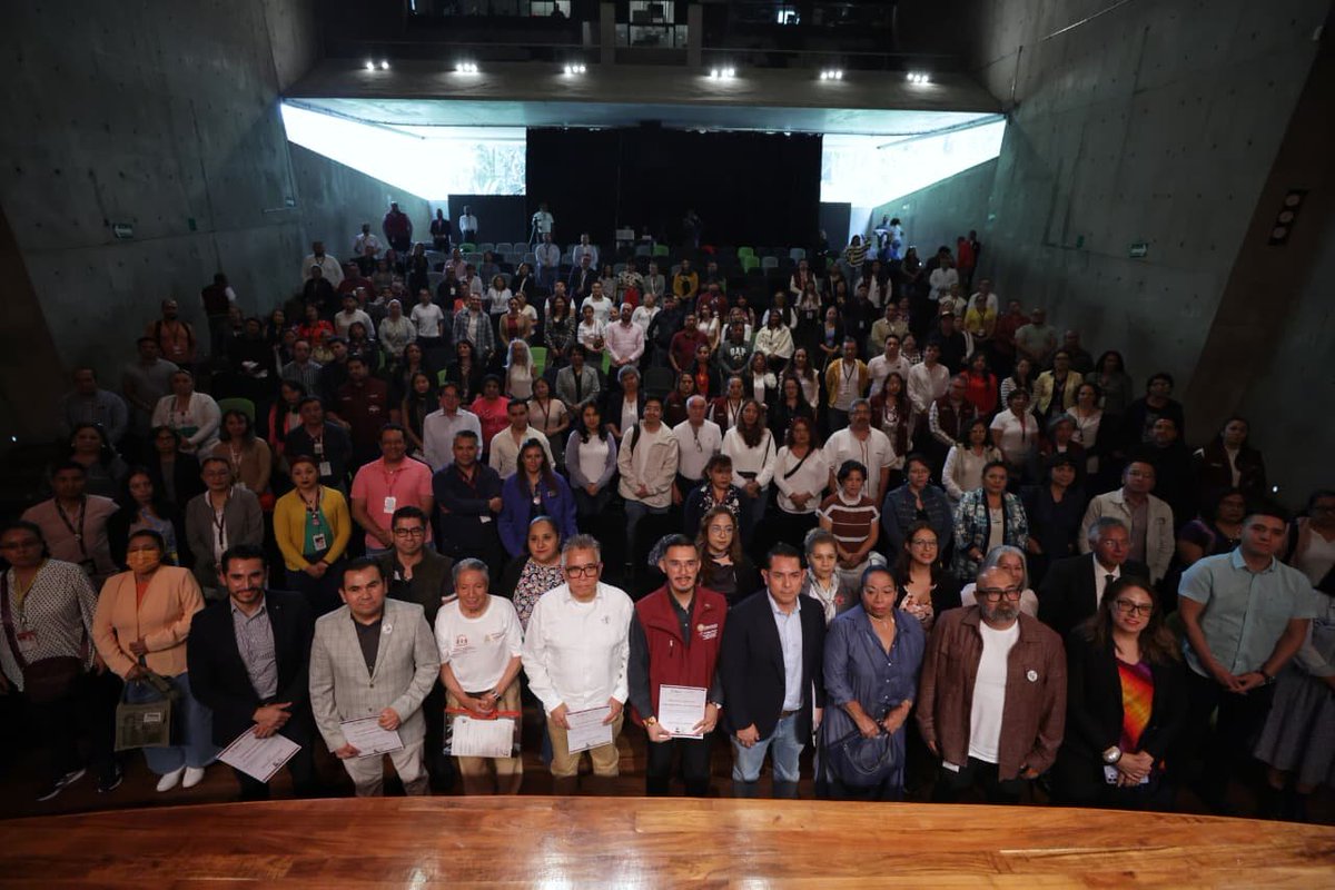 ISSSTE_mx's tweet photo. #INCLUISSSTE | Con el conversatorio "Salud sin Discriminación" 💬, el ISSSTE concluyó las actividades de la Semana del Orgullo LGBTTTIQ+: Inclusión, Derechos y Salud 🏳️‍🌈, reafirmando su compromiso con la construcción de espacios de atención basados en el respeto, la igualdad y la no discriminación. 😊

Este encuentro promovió el aprendizaje y el intercambio de experiencias para fortalecer las competencias de las personas servidoras públicas 🫡, impulsando una atención en salud inclusiva, digna, libre de prejuicios y con pleno respeto a los derechos de toda la derechohabiencia. 🌈