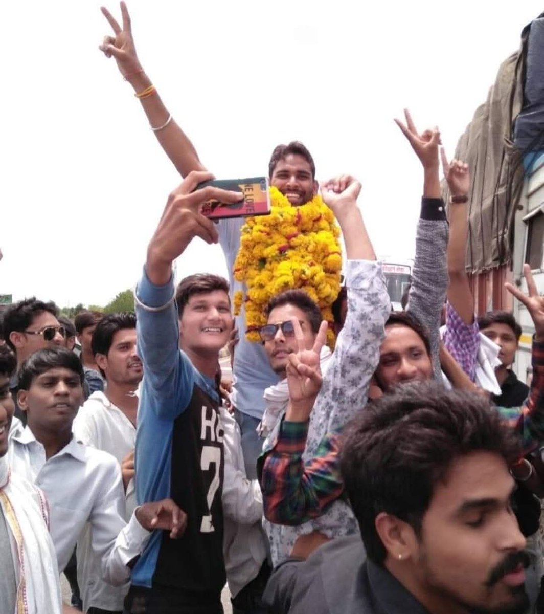 Yogendra1meena's tweet photo. बारां 
NSUI के पूर्व जिलाध्यक्ष बडे भाईसाहब @DhankumarMeena को जन्मदिवस की हार्दिक शुभकामनायें 💐🎊
भाई, आप मेरे लिए हमेशा प्रेरणा, गर्व और हिम्मत रहे हैं, भगवान आपको ढेर सारी खुशियाँ और कामयाबी दें। 🎉🎂 जन्मदिन मुबार�� हो भैया।
HAPPY BIRTHDAY BHAIYA 
. 💐🎉🎊 https://t.co/GxJ0nf8kjY