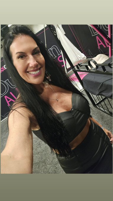 Fallon Jane *Exxxotica Minneapolis* - The only pic I got on my phone at Exxxotica MN:/ Really disappointed in the turn out at this show and how the convention space put a damper on the attire allowed and limited Exxxotica's marketing. Chicago and NJ are still where the crowd is! https://t.co/O2yRRRUoKS