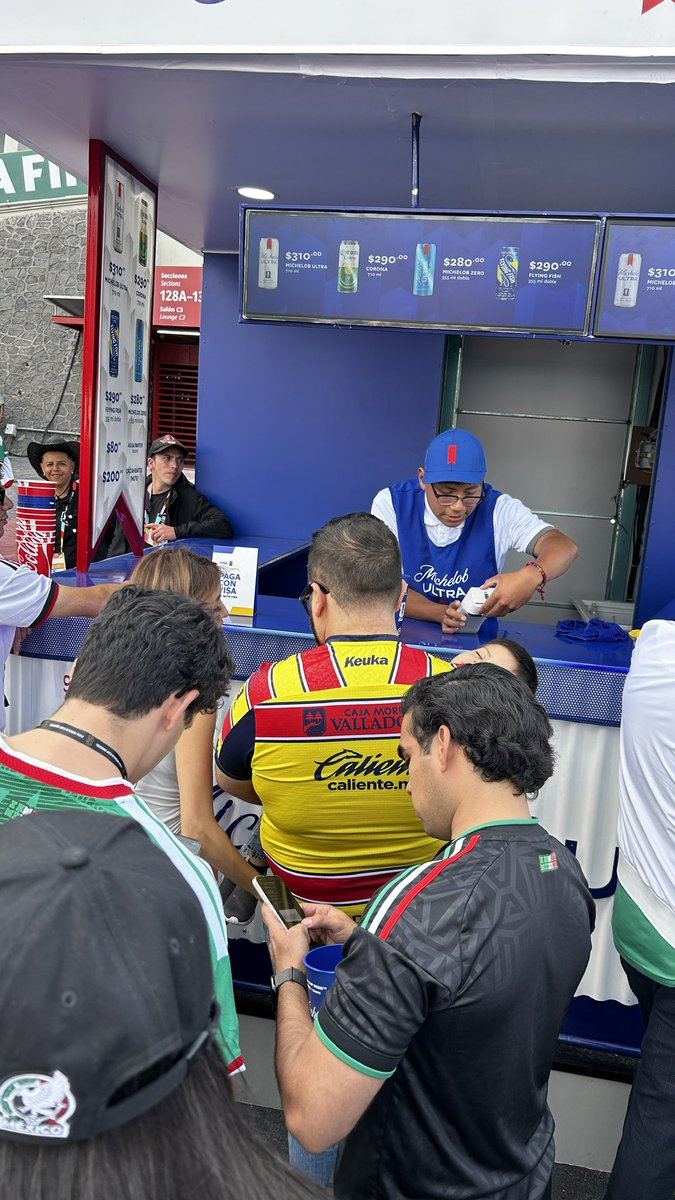 Foszy23's tweet photo. Todo México:
Mañana todos de verde para apoyar a la selección

Unos weyes bien random: https://t.co/5z3tBhx7jW